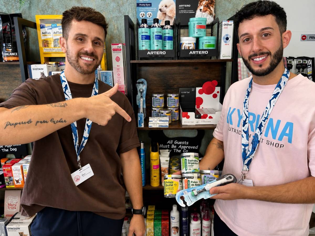 La labor de Javier y David en Kyruna, su tienda de nutrición, va mucho más allá de vender productos para mascotas. - ÁLVARO ROMERO La labor de Javier y David en Kyruna, su tienda de nutrición, va mucho más allá de vender productos para mascotas.