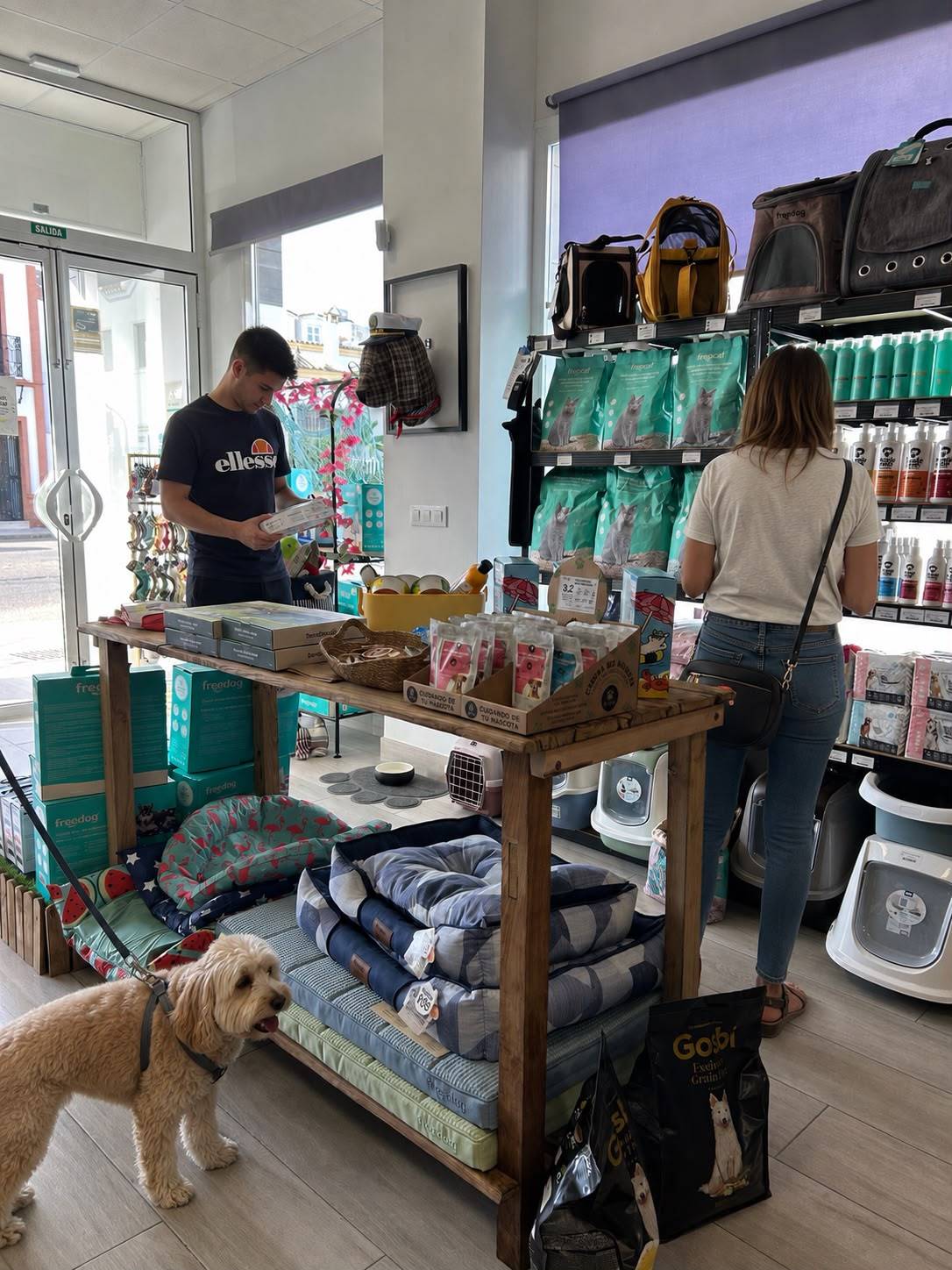 Varios clientes examinan productos en la famosa tienda Kyruna de Los Palacios y Villafranca. - Varios clientes examinan productos en la famosa tienda Kyruna de Los Palacios y Villafranca.