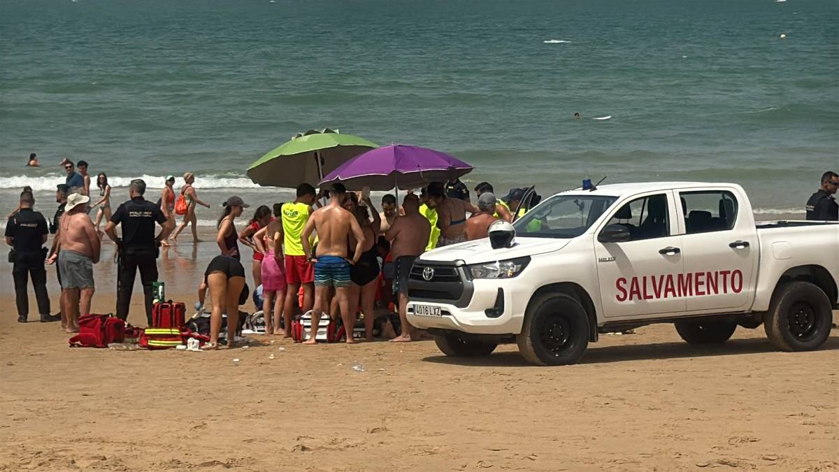 Fallece un bañista de unos 70 años en la playa de Vistahermosa de El Puerto 