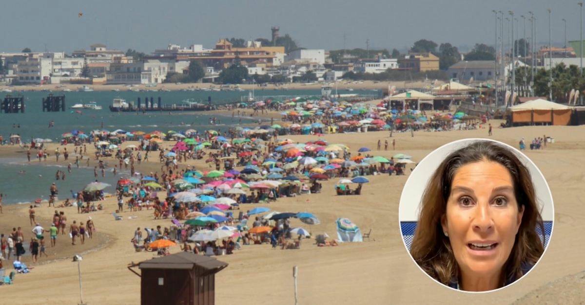 Una playa de Sanlúcar de Barrameda y Pilar García de la Granja. - 