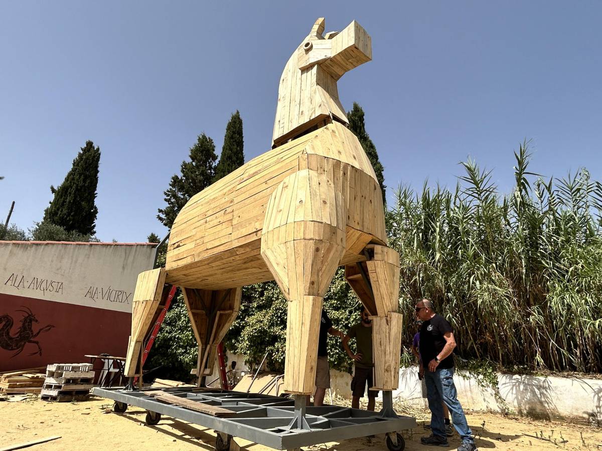 Así es el impresionante Caballo de Troya de seis metros construido en un pueblo de Sevilla: caben 14 personas