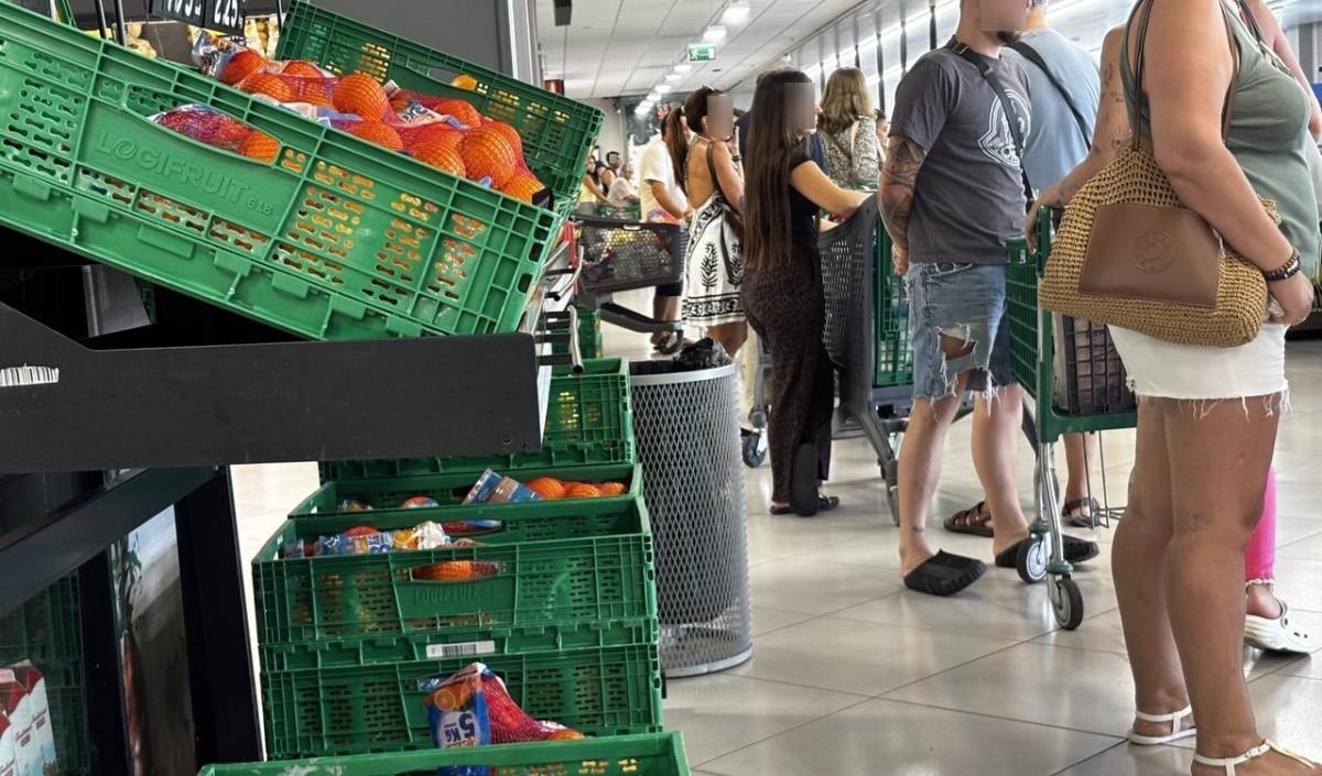 Supermercados llenos este domingo por las compras de última hora para la final del Mundial... y la playa