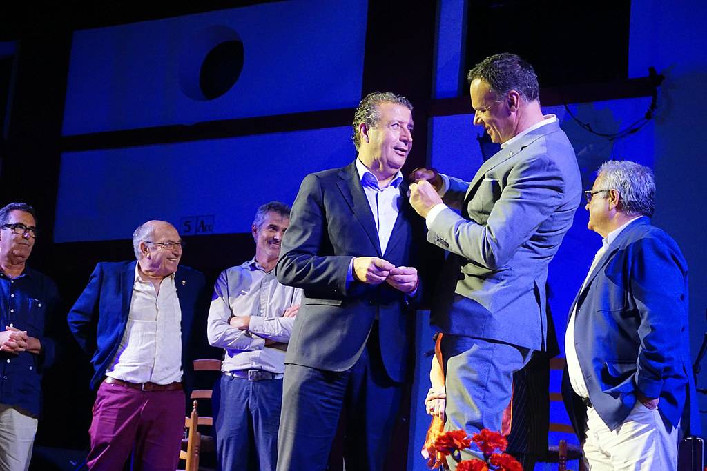 La noche también sirvió para concederle el Caracol de Oro a la Diputación de Sevilla, cuyo pin dorado recibió su presidente de manos del alcalde, Pepe Barroso. - La noche también sirvió para concederle el Caracol de Oro a la Diputación de Sevilla, cuyo pin dorado recibió su presidente de manos del alcalde, Pepe Barroso.