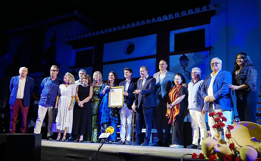 Foto de familia con los representantes de la Diputación de Sevilla y la comisión organizadora de la Caracolá lebrijana. - Foto de familia con los representantes de la Diputación de Sevilla y la comisión organizadora de la Caracolá lebrijana.