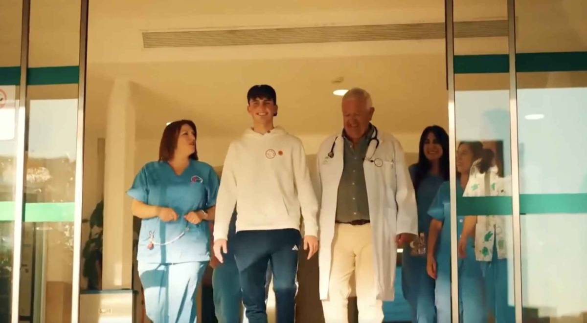 La historia de Javier, un joven que supera un cáncer agresivo y dedica un videoclip a los médicos del Virgen del Rocío