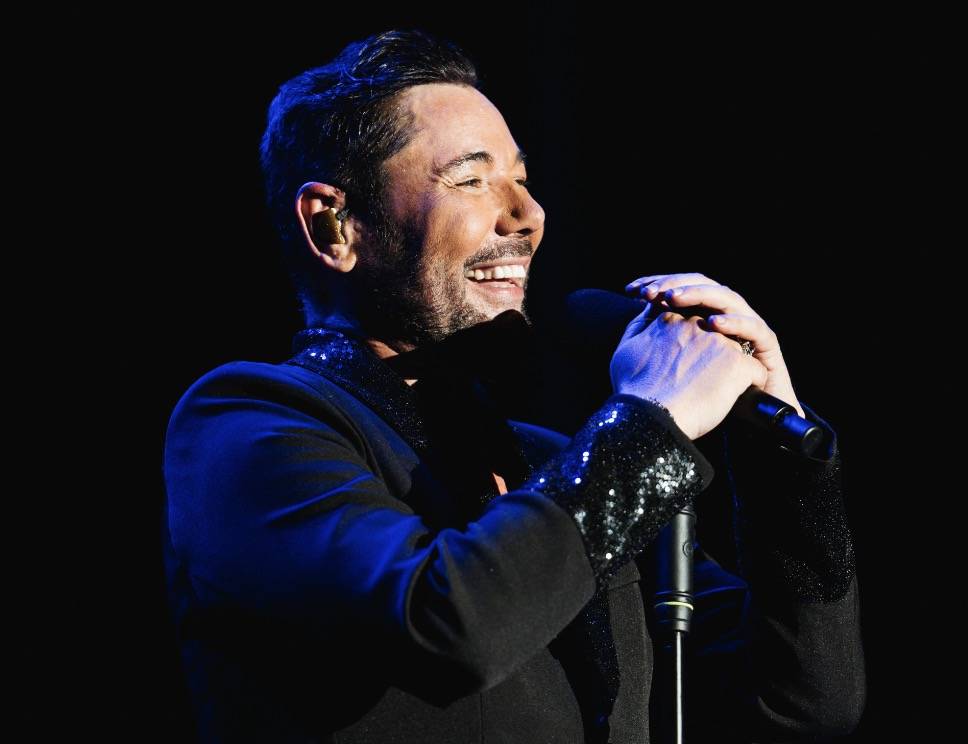 Miguel Poveda celebra en Chiclana el 15 aniversario de Las Coplas del Querer con un concierto donde copla y flamenco brillaron con intensidad. - Concert Music Festival