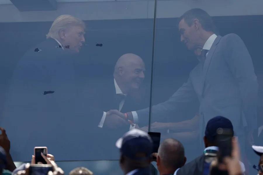Una de las fotos más esperadas de la final del Mundial: Trump y Sánchez se saludan en el palco