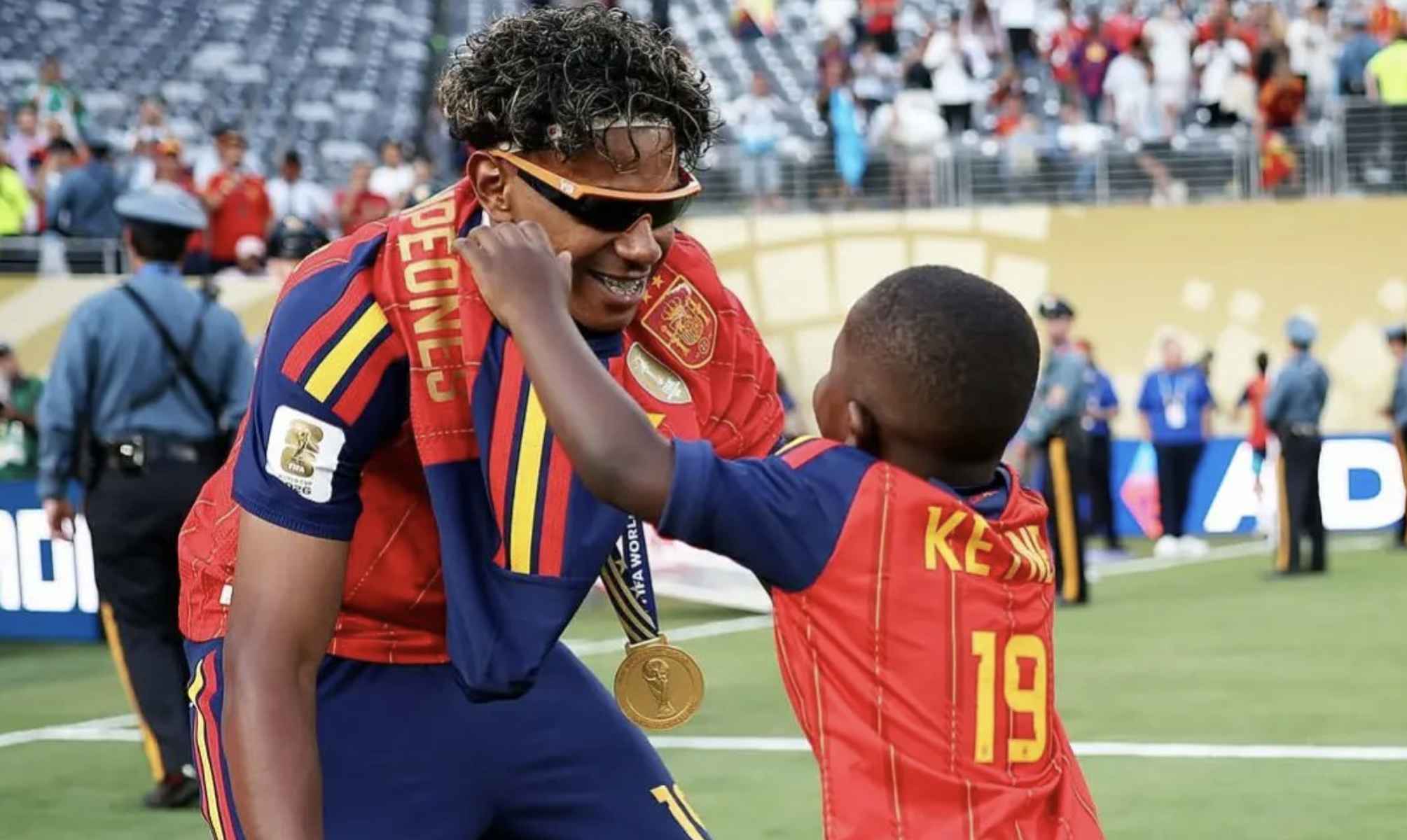 Otra tierna imagen de Lamine y Keyne. - Otra tierna imagen de Lamine y Keyne.