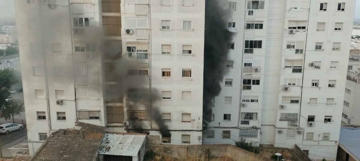 Incendio en una vivienda de un bloque de pisos de la barriada Vista Alegre de Jerez