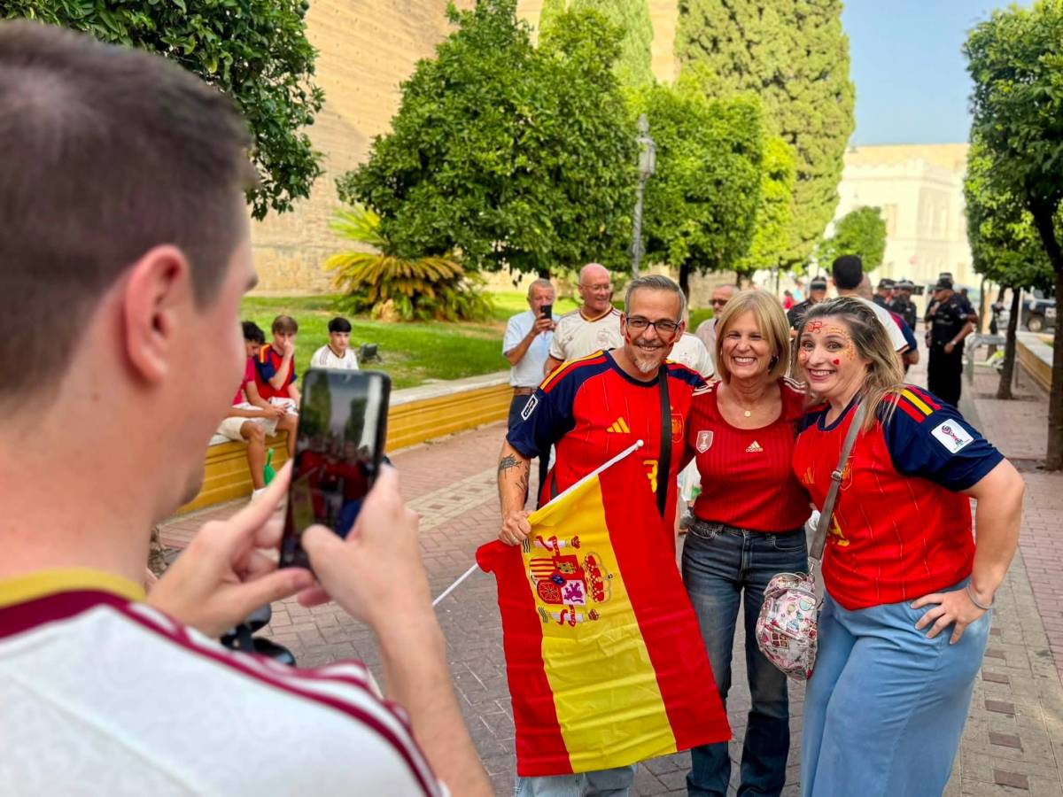La alcaldesa con una joven aficionada.