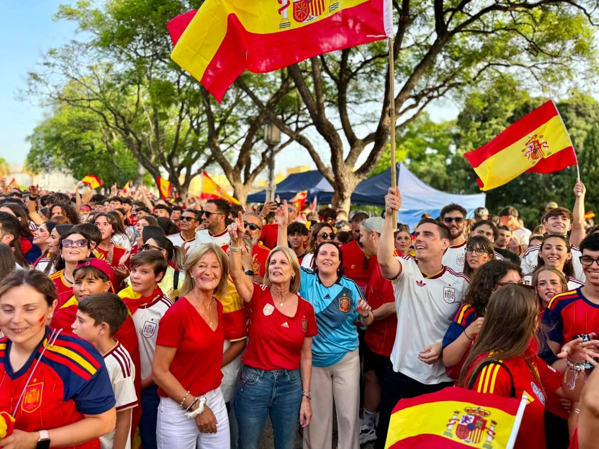 Saludando a la afición.