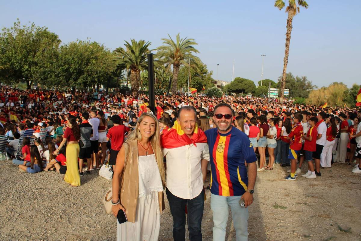 Román, con dos de los miembros de su equipo de gobierno.