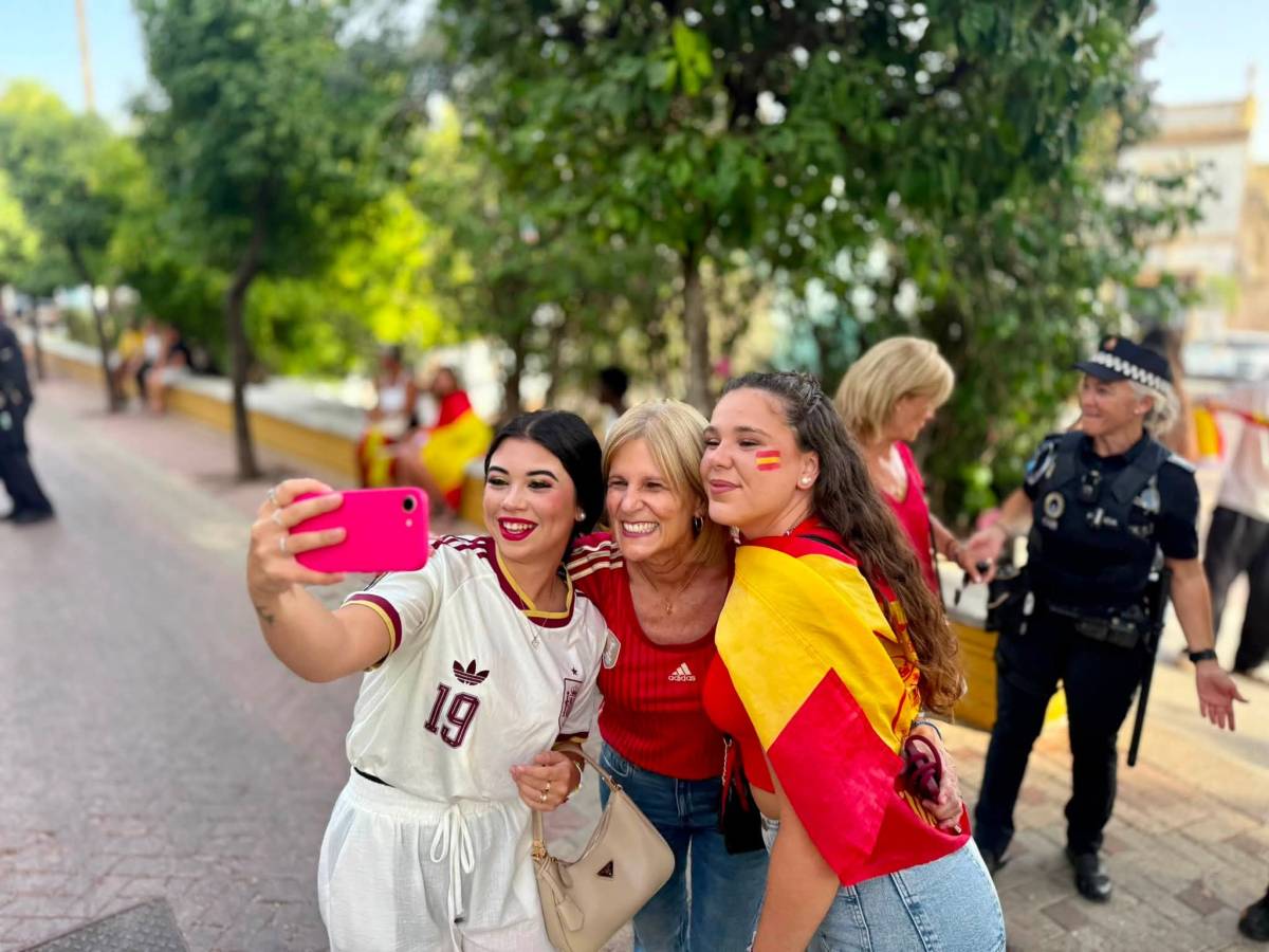 La alcaldesa de Jerez vibra con la 'Roja' en la Alameda Vieja: todas las fotos con la afición