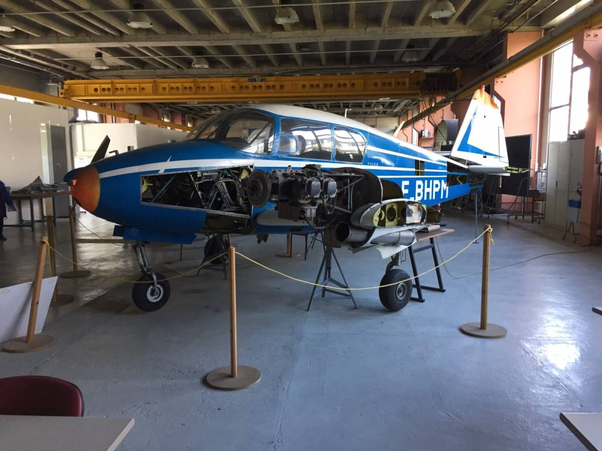 Subastan una avioneta abandonada en Sevilla a partir de 10 euros: si nadie la quiere, va a la chatarra