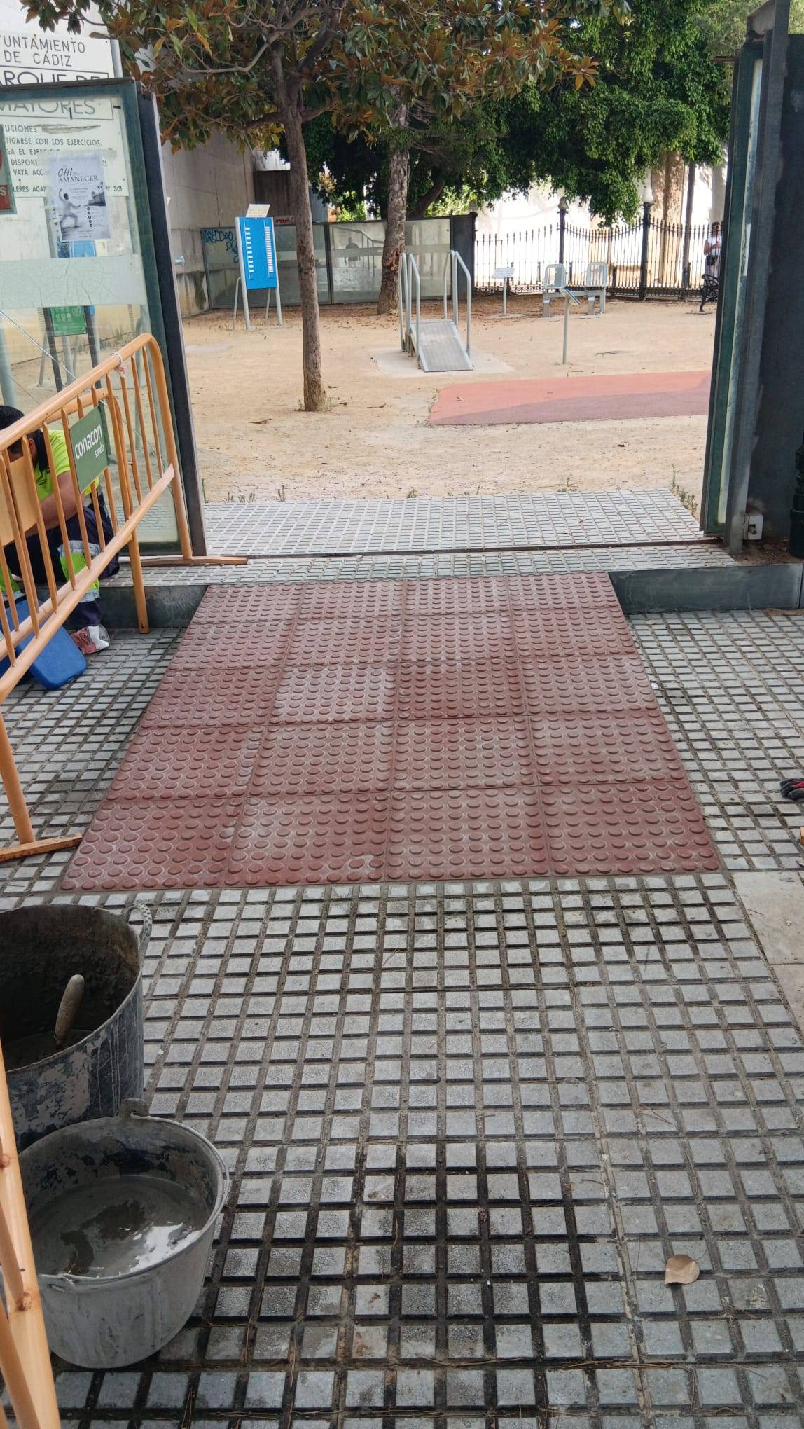 Cádiz elimina otra barrera en pleno casco histórico: una nueva rampa facilita el acceso al Parque de Mayores de Gómez Ulla
