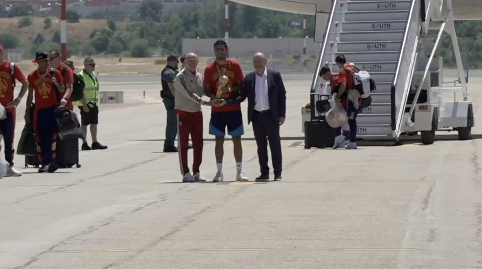 El avión 'Paco de Lucía' aterriza en Barajas con la selección: así será la fiesta con Ana Mena o Lola Índigo