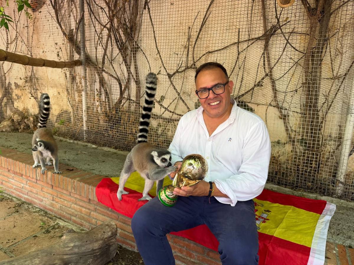 Juanjo Ruiz, alcalde de Almuñécar, con los lémures. - Juanjo Ruiz, alcalde de Almuñécar, con los lémures.