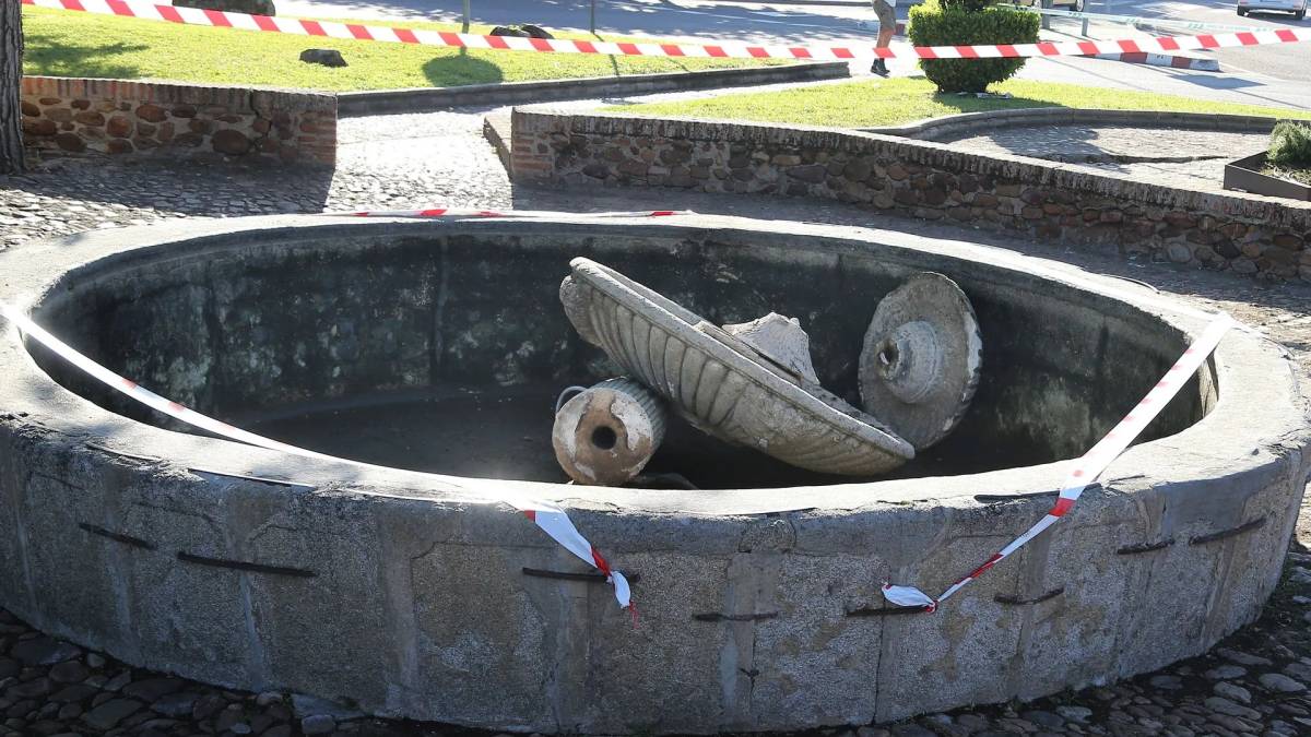 La fuente donde murió Adrián, con 13 años, celebrando la victoria de España, sin vallar ni vaciar por el Ayuntamiento