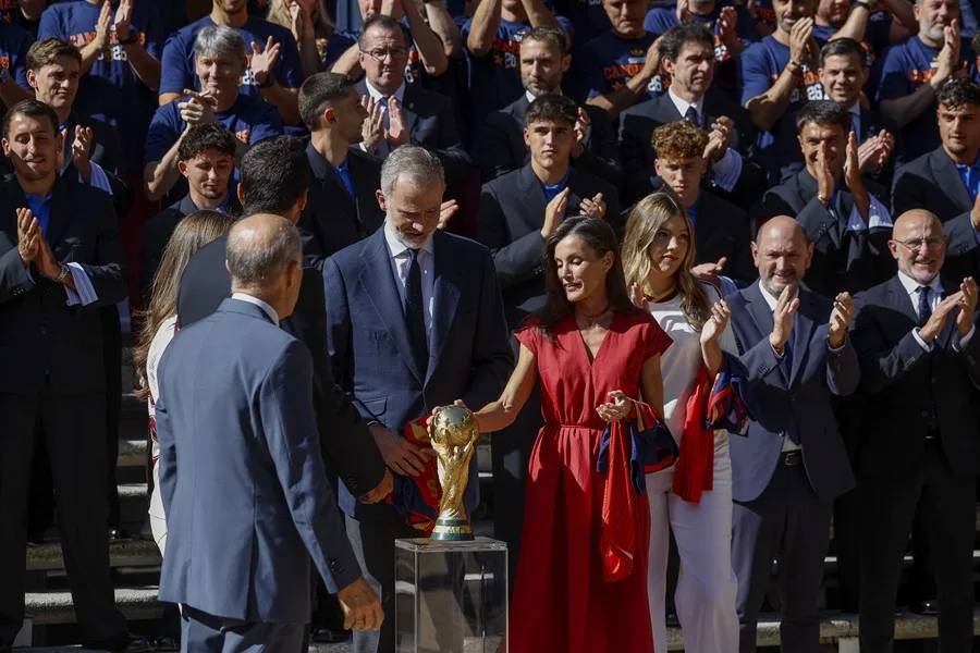La reina Letizia toca la Copa del Mundo en la visita de los campeones a Zarzuela.