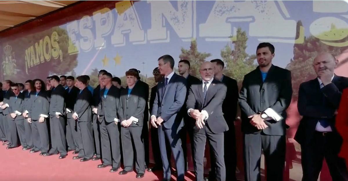 Los campeones del mundo visitan a los reyes y a Pedro Sánchez, que les lanza el reto de ganar en 'casa' en 2030