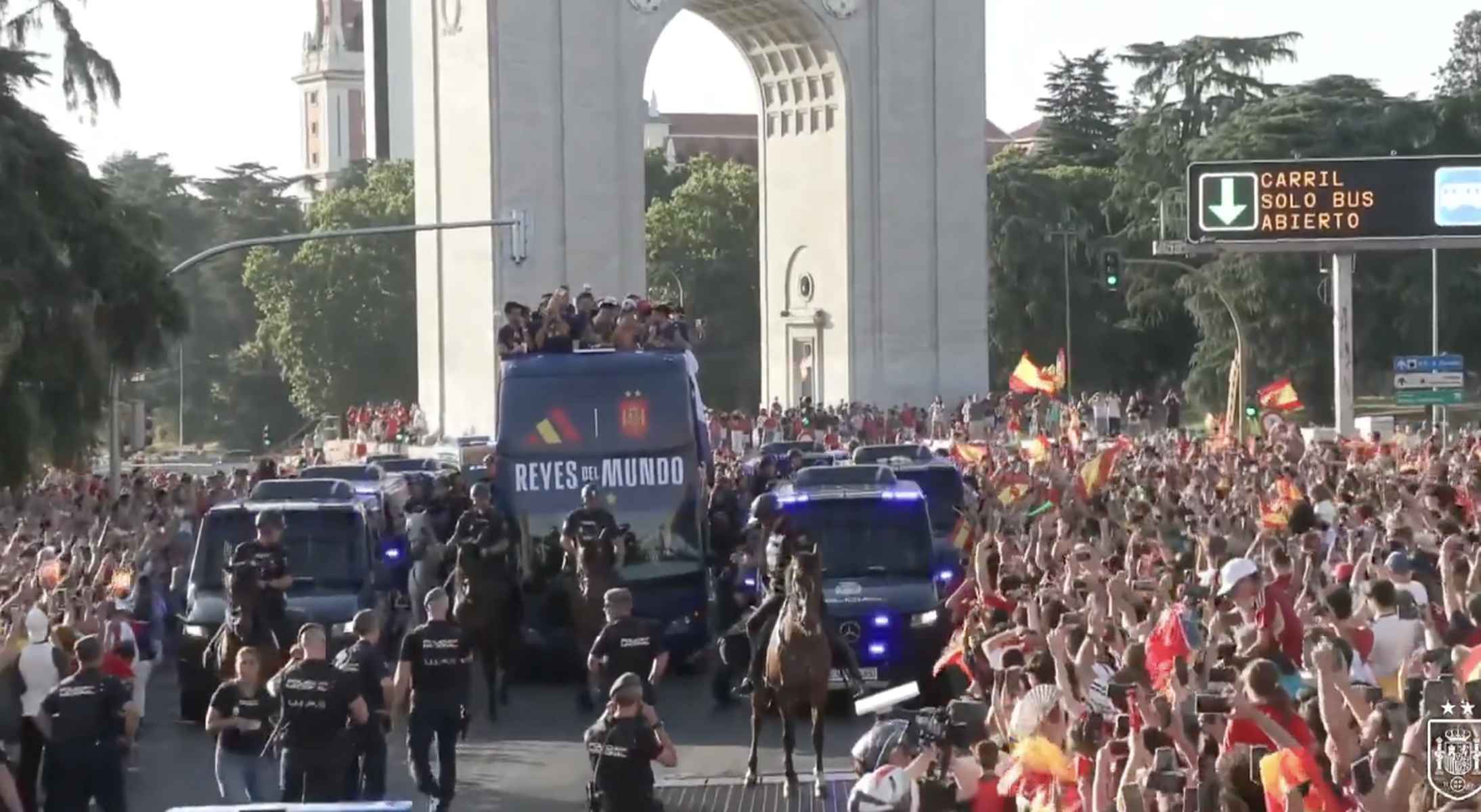 Miles de personas han arropado al autobús de la selección española por las calles de Madrid. - Miles de personas han arropado al autobús de la selección española por las calles de Madrid.