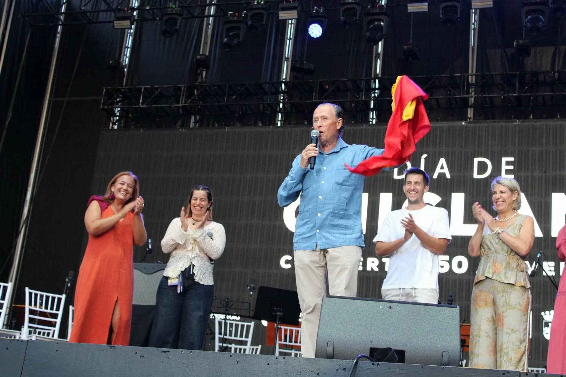El alcalde de Chiclana, José María Román, con una bandera de España.