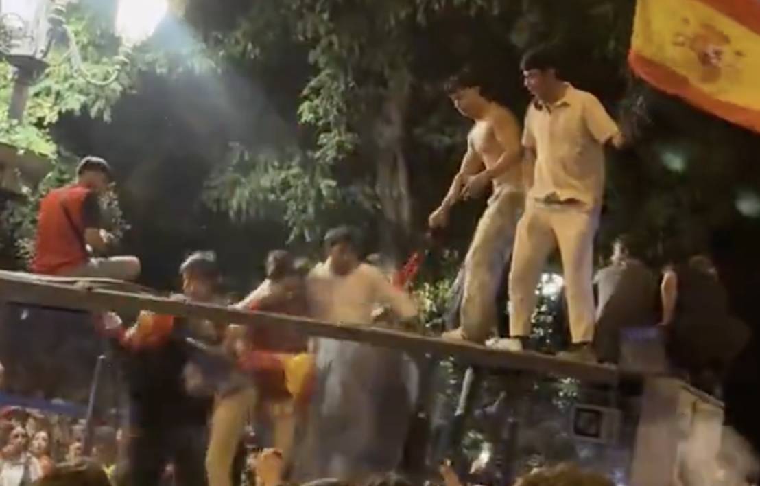 Hunden el techo de una marquesina en las celebraciones de Cibeles en Madrid. - 