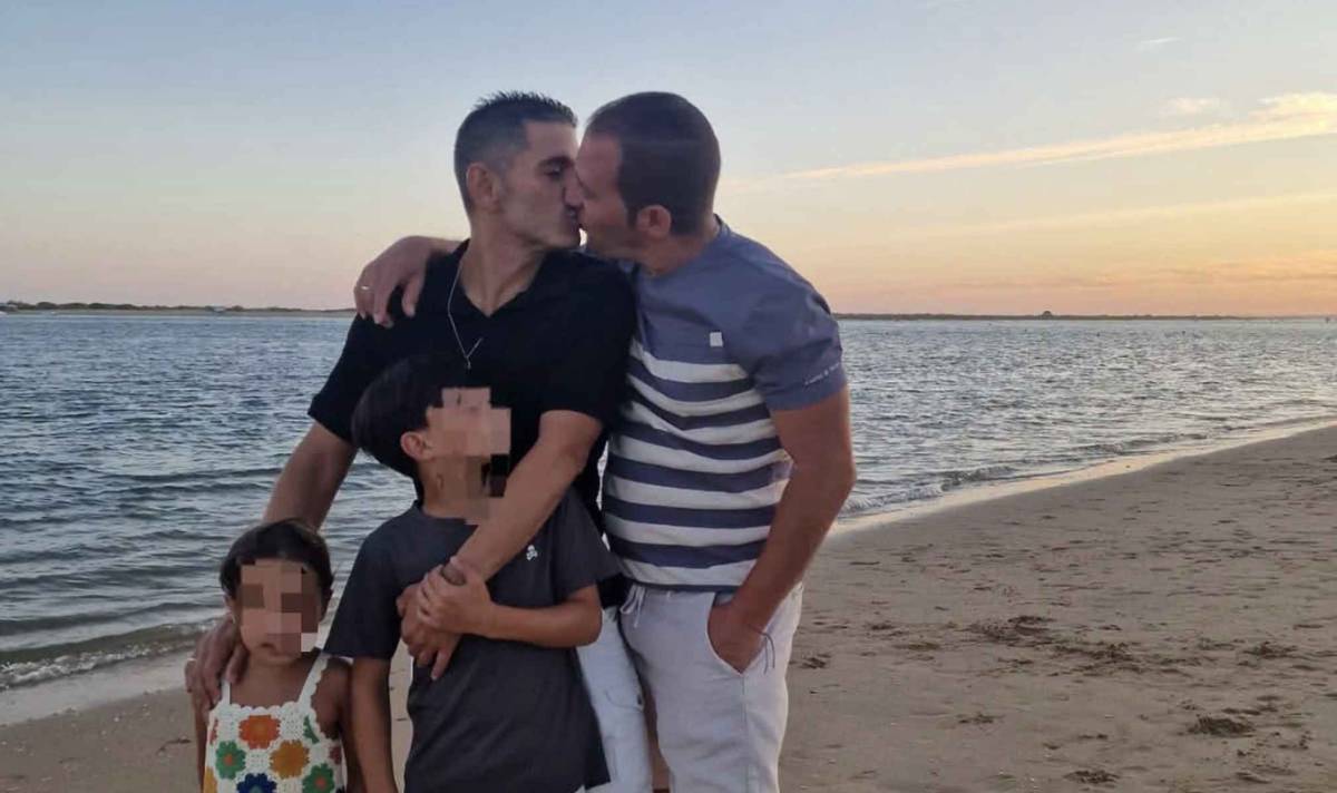 Amenazas e insultos homófobos a un teniente de alcalde de La Rinconada tras publicar una foto con su marido y sus dos hijos