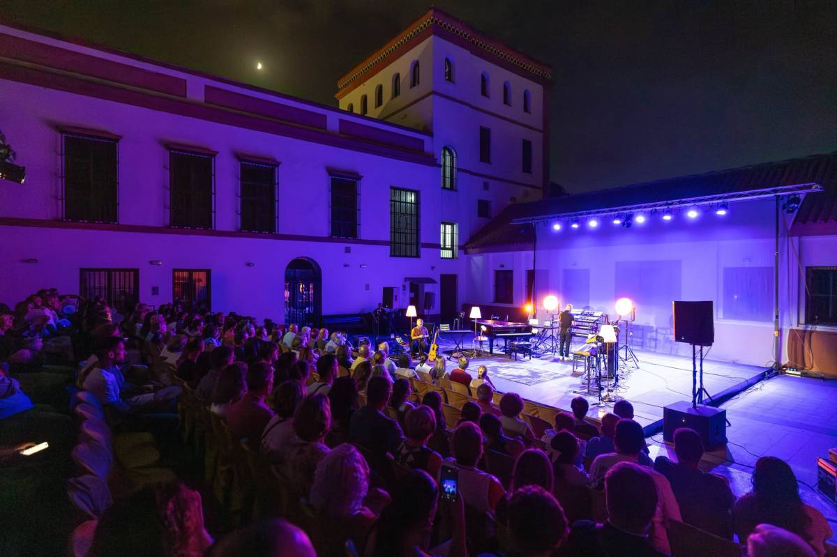 Un momento de la actuación que ha abierto el festival, anoche en La Rinconada. - Un momento de la actuación que ha abierto el festival, anoche en La Rinconada.