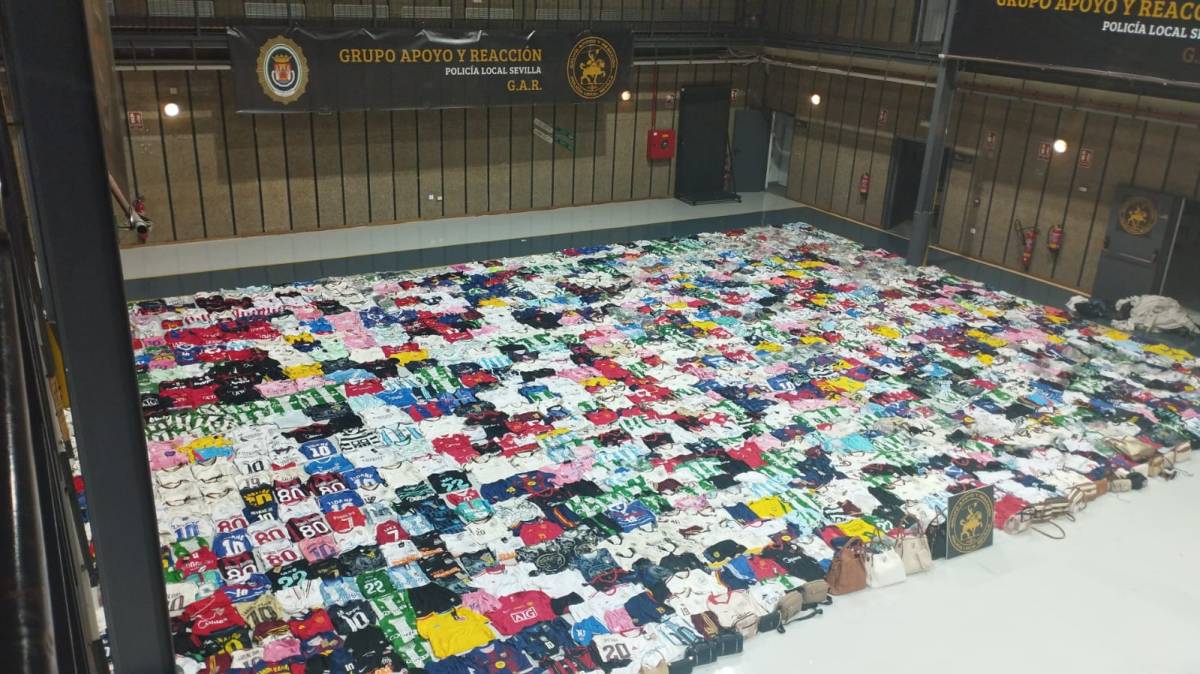 El GAR de la Policía Local de Sevilla intervino más de 3.000 artículos falsificados con un valor de mercado de cien mil euros. - El GAR de la Policía Local de Sevilla intervino más de 3.000 artículos falsificados con un valor de mercado de cien mil euros.