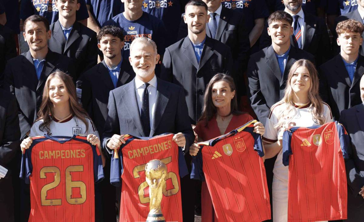 Los Reyes de España y sus dos hijas, con la camiseta de España con las dos estrellas. - 