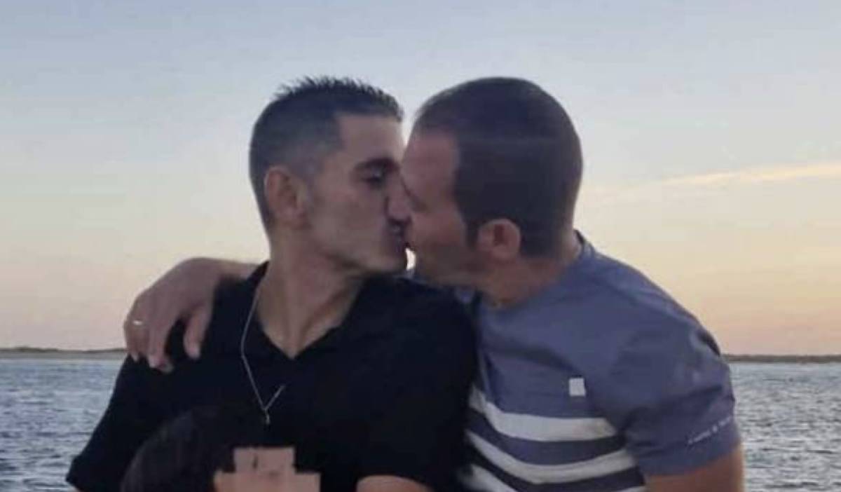 Rafael Reyes, junto a su pareja. - 