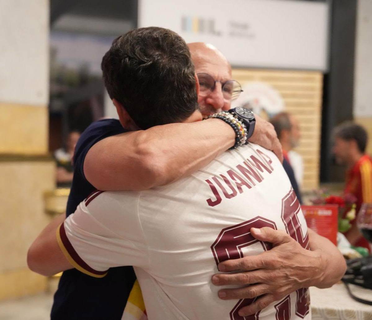 Moreno abraza a Luis de la Fuente. - Moreno abraza a Luis de la Fuente.