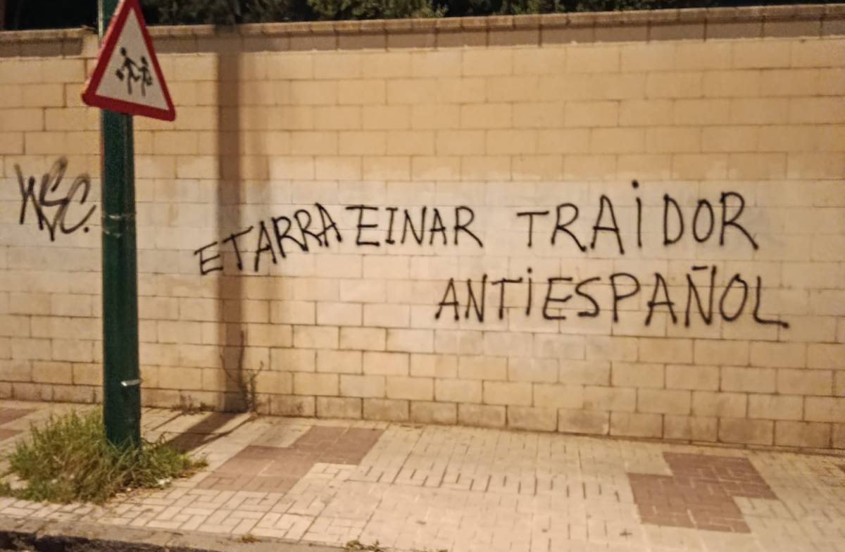 Pintadas contra un jugador vasco del Málaga por ponerse una camiseta de Argentina: 