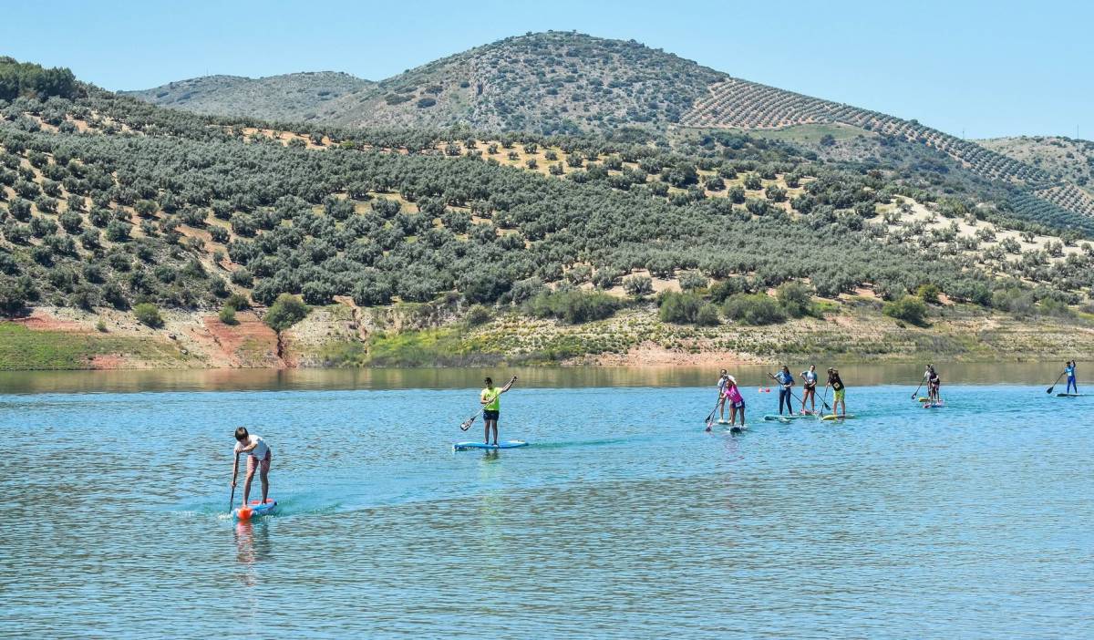 Deportes náuticos en la playa fluvial.