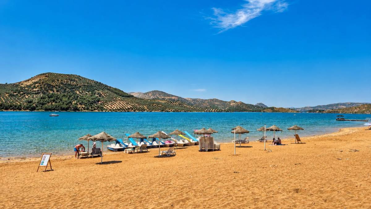 Esta es la playa fluvial más grande de Andalucía: un refugio contra el calor con chiringuito y merenderos