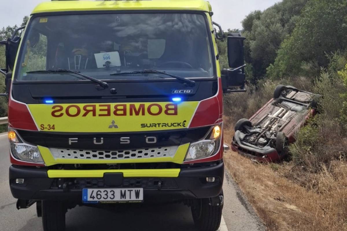 Un padre y su hijo de tres años, heridos tras volcar su vehículo en la provincia de Sevilla