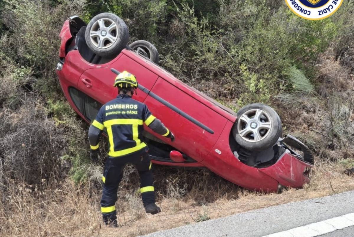 Dos accidentes con heridos en las carreteras de Cádiz: un conductor atrapado y un coche volcado por completo