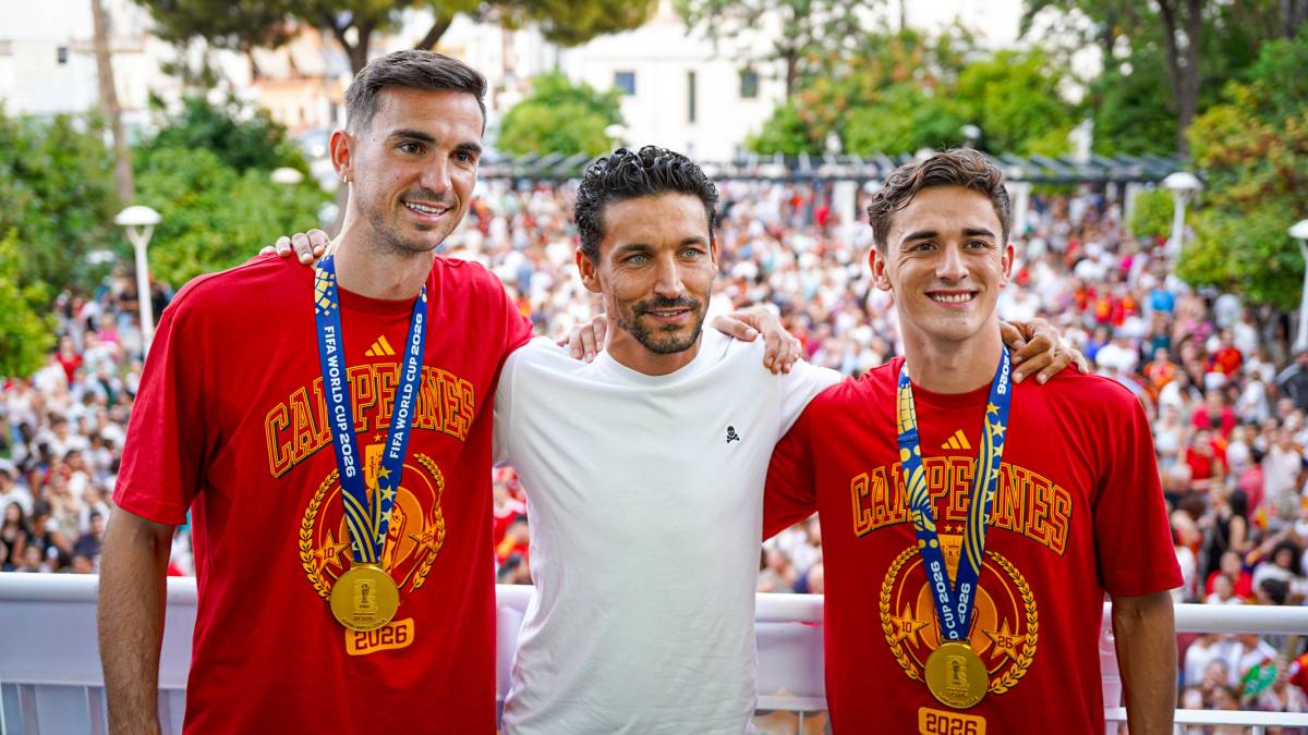 Fabián y Gavi, los campeones del mundo que vuelven como chiquillos de su pueblo, son recibidos como profetas