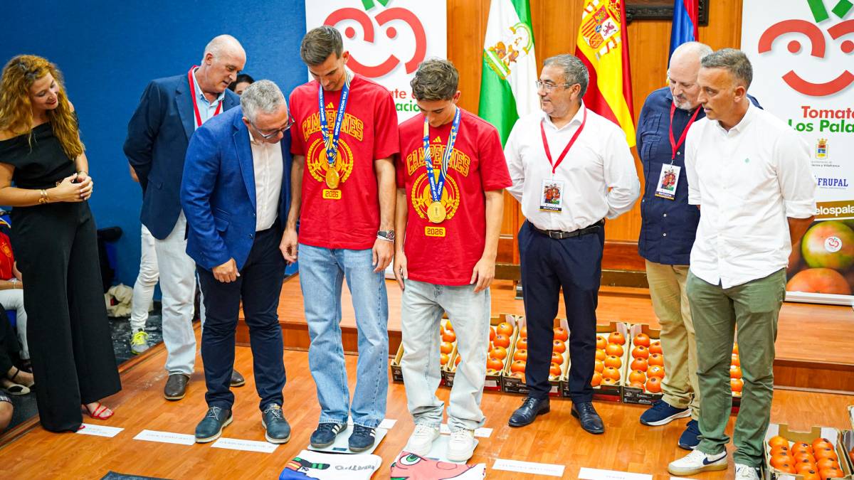 Recibimiento a Gavi y Fabián, campeones del mundo, en Los Palacios.