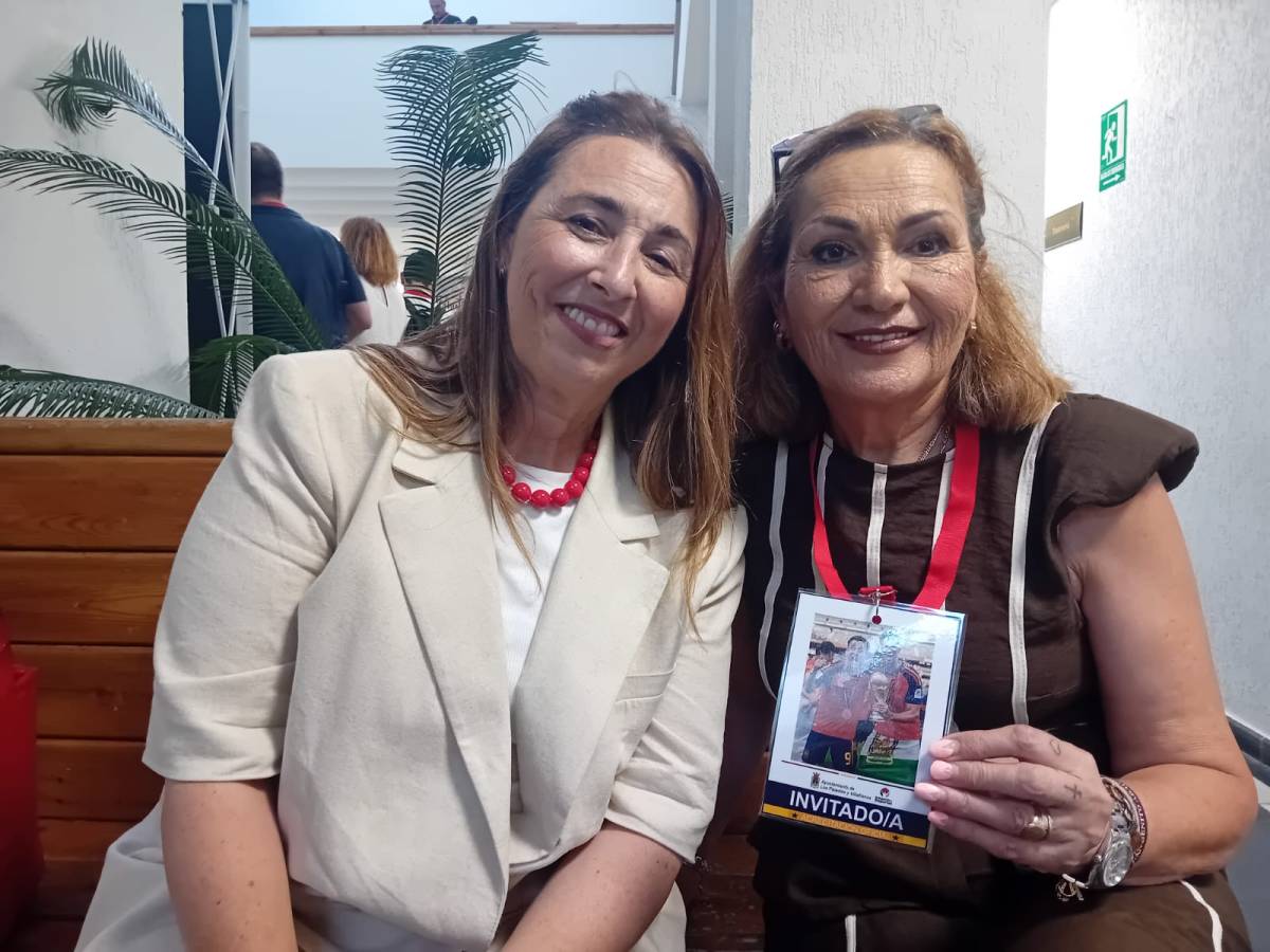 Las madres de Gavi y Fabián, juntas y orgullosas hoy en Los Palacios y Villafranca.