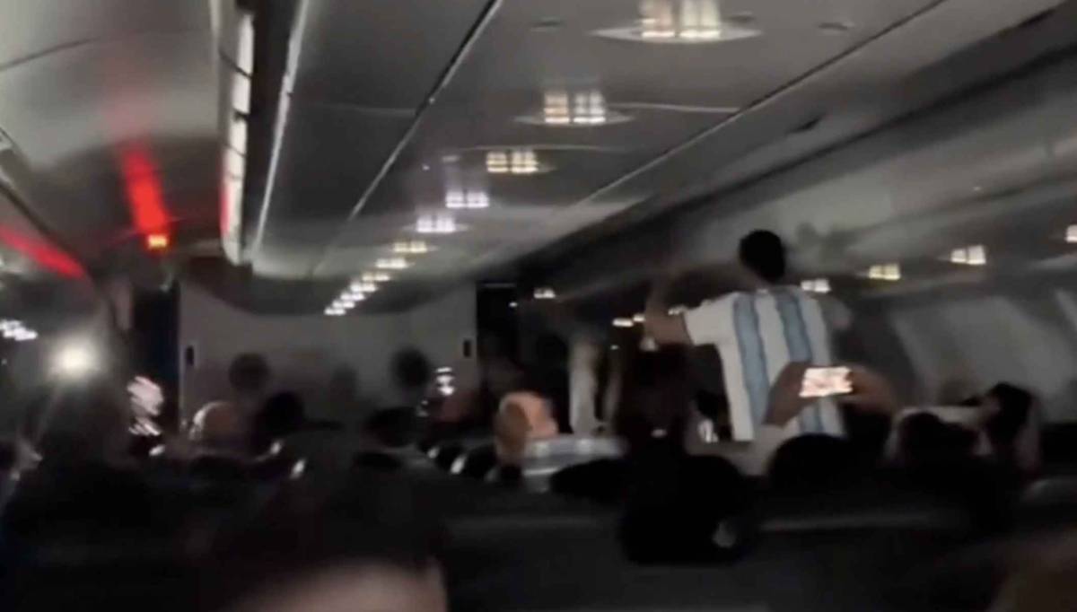 Un presentador estalla contra el piloto que troleó en pleno vuelo a los pasajeros de Argentina: 