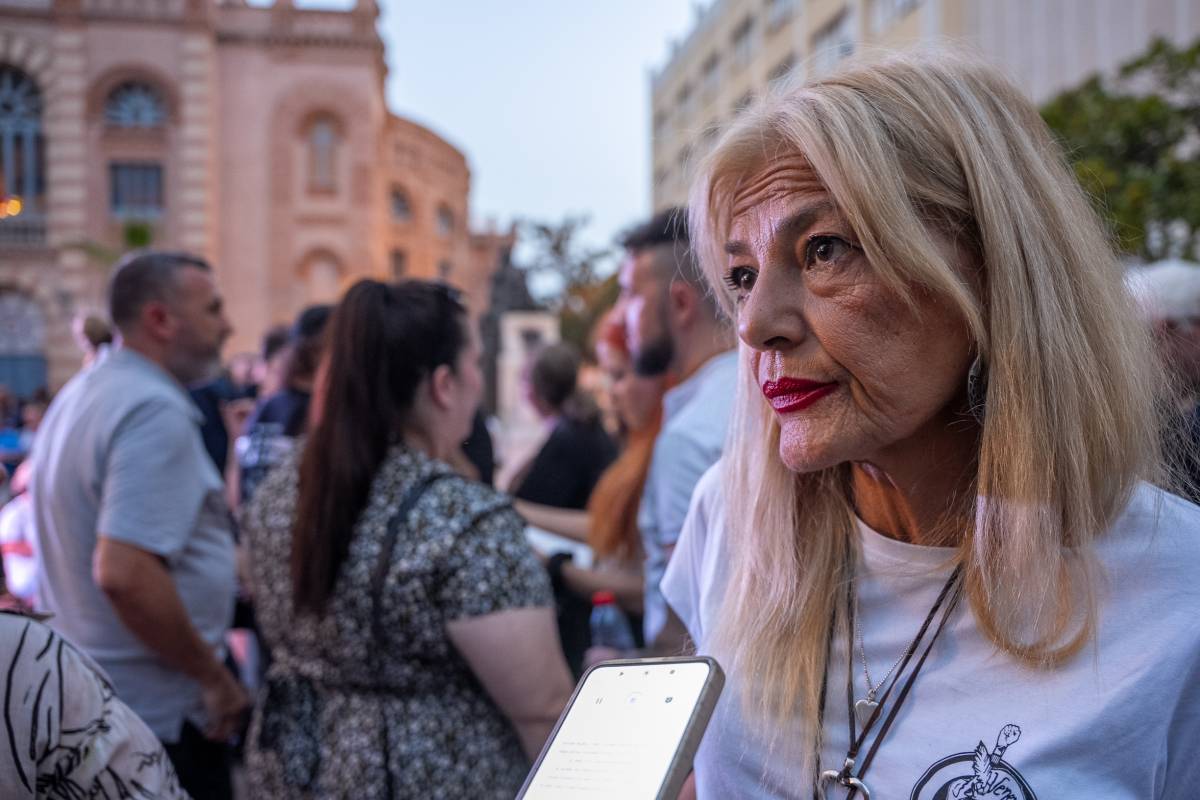 Convocan una protesta contra la retirada del Antifaz de Oro a Juan Carlos Aragón en Cádiz y su viuda publica un sentido comunicado