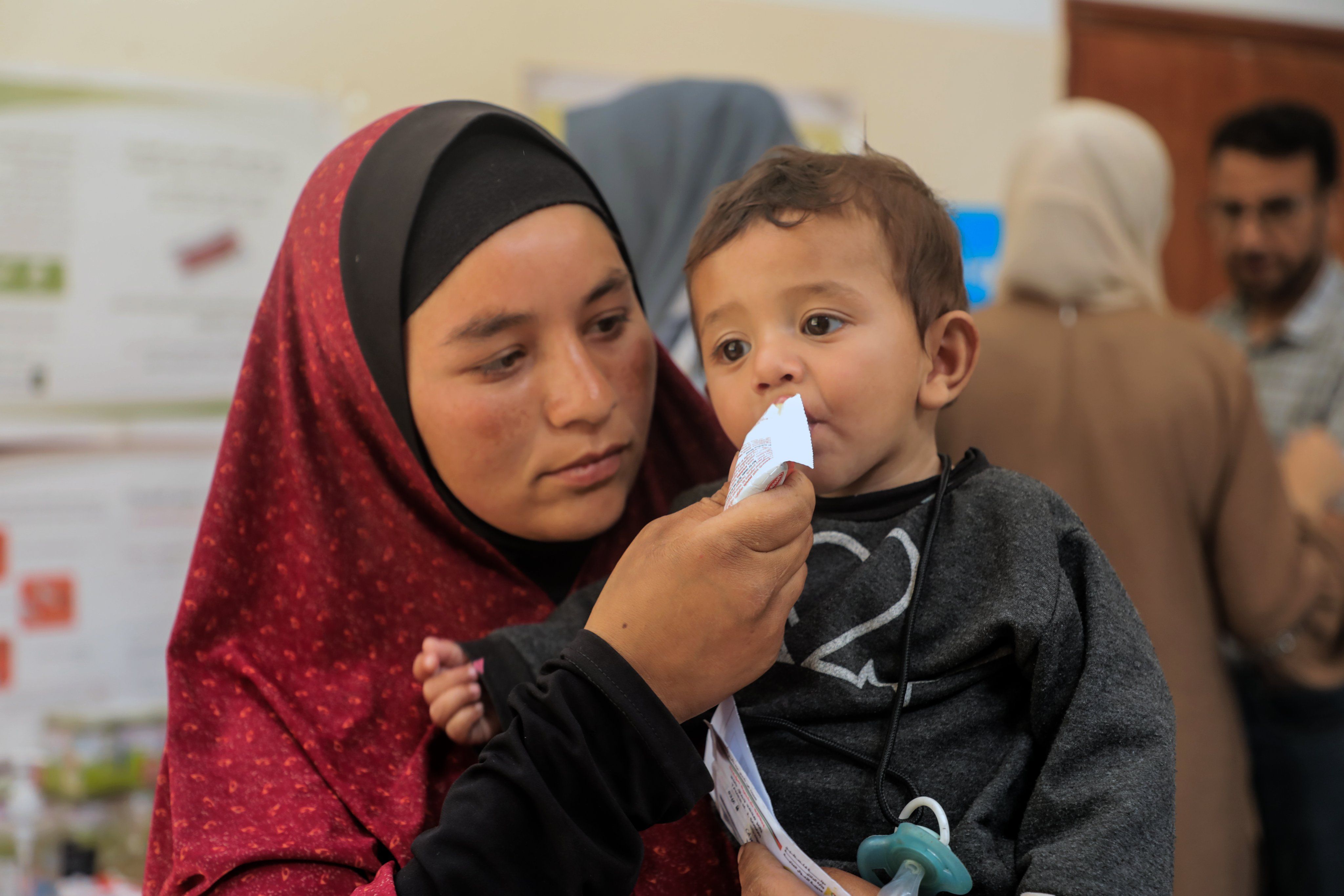 Una madre con su hijo en Gaza, en una imagen de Unicef. - 