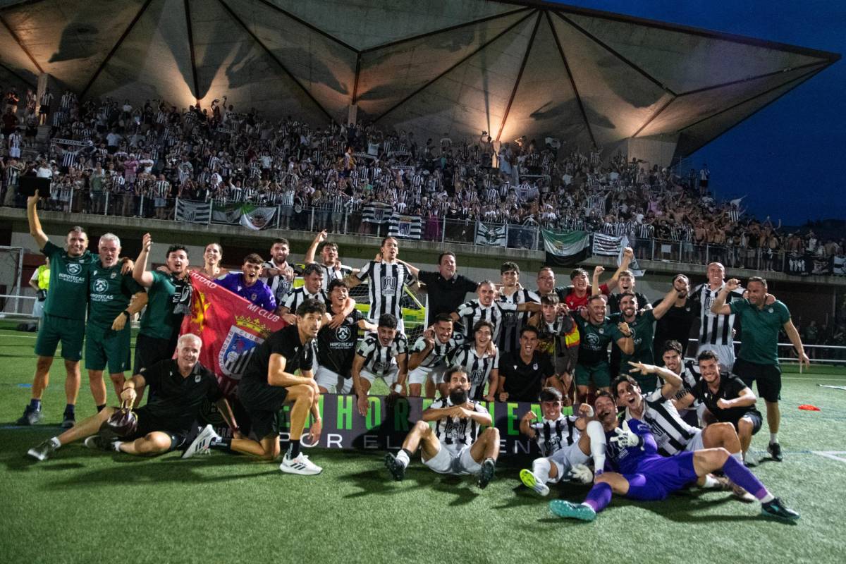El Badajoz celebrando el ascenso. - 