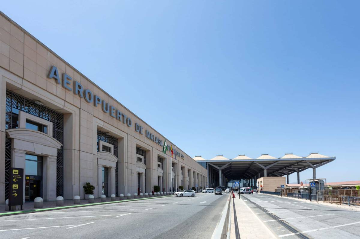 Un joven de 23 años pega un puñetazo en la barriga a su novia embarazada de 6 meses en el Aeropuerto de Málaga
