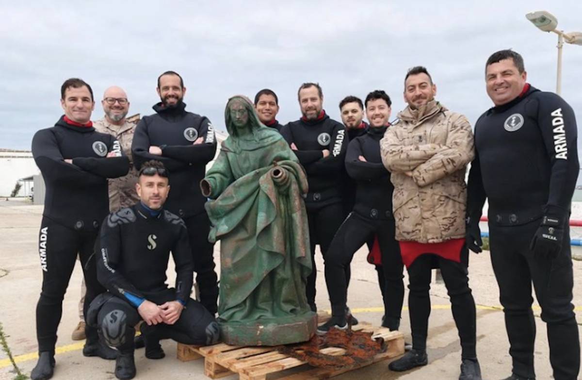 Los piragüistas que encontraron la cruz de la corona de La Galeona de Cádiz. - Los piragüistas que encontraron la cruz de la corona de La Galeona de Cádiz.