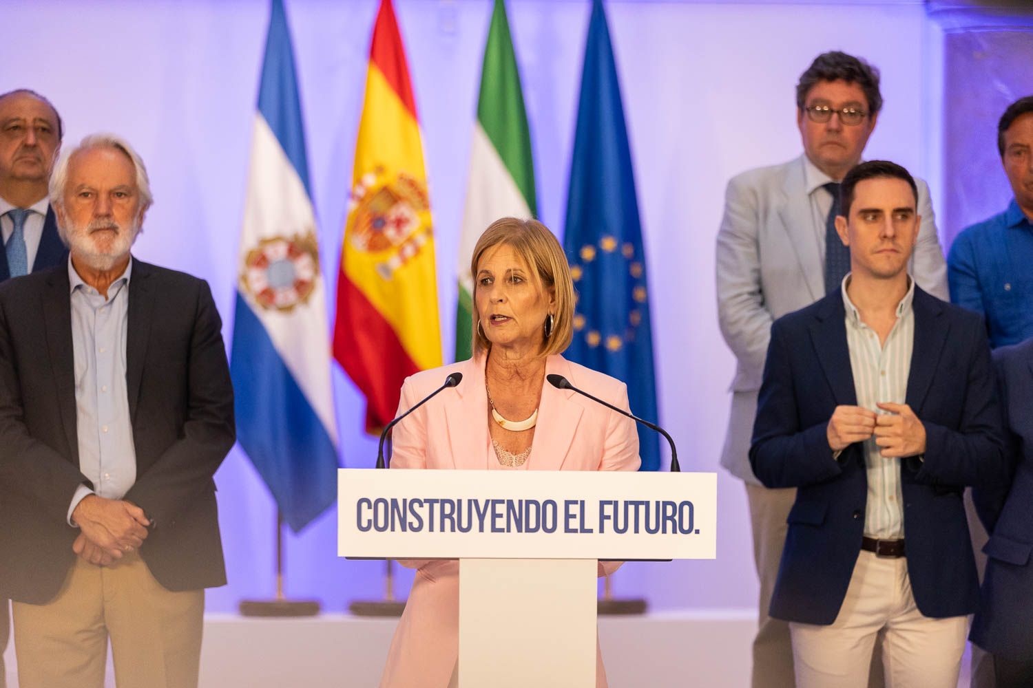 María José García-Pelayo, en el balance reciente de dos años de gobierno, acompañada de su equipo. En primer término, Agustín Muñoz y Jaime Espinar. Al fondo, Francisco Zurita y José Ángel Aparicio. - MANU GARCÍA