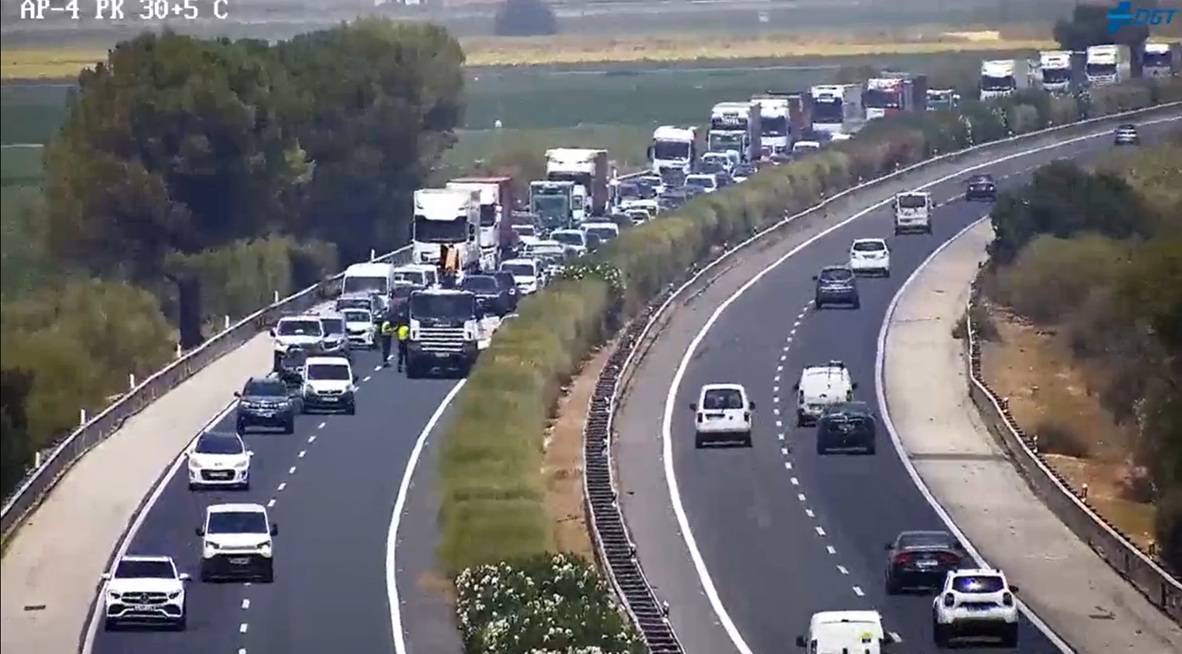 El pan nuestro de cada día en la AP-4: un accidente obliga a cerrar un carril y provoca grandes atascos para ir a Cádiz