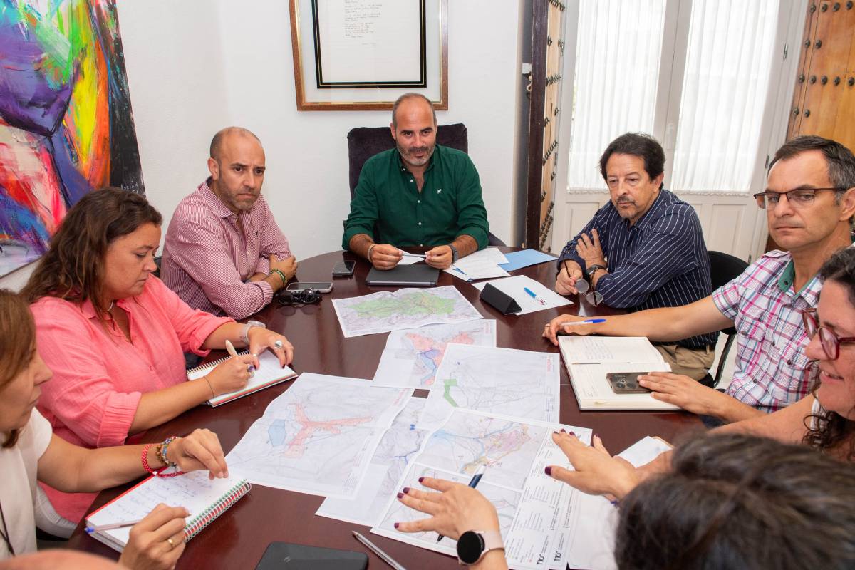 Diputación sienta las bases para 'ordenar' Grazalema, con la promoción de vivienda pública como principal objetivo 